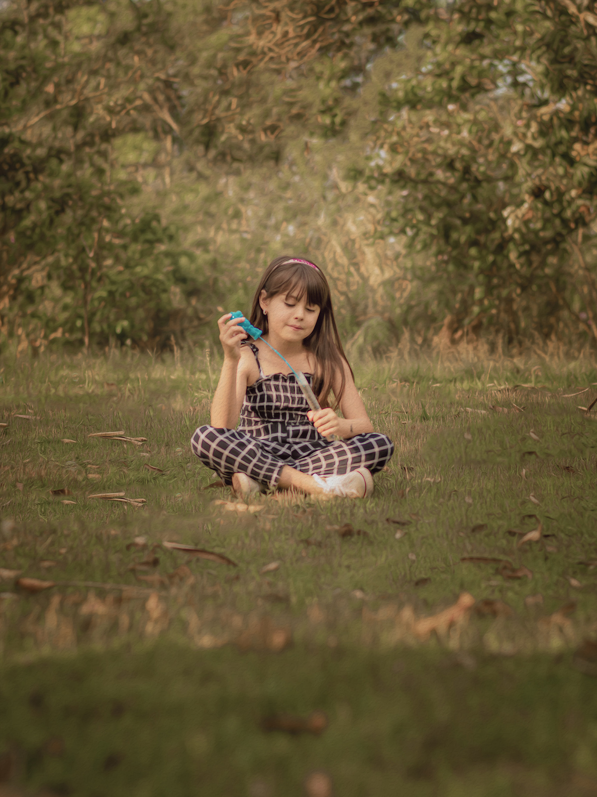 Foto menina brincando com bolhas de sabão