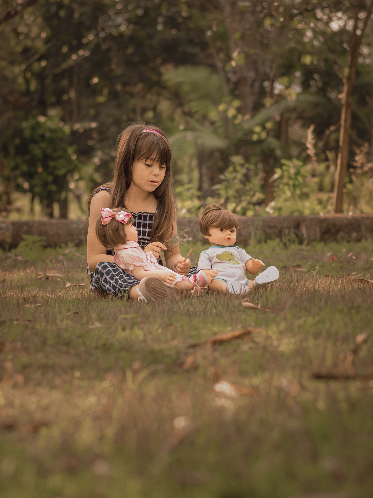 Foto infantil menina brincando com bonecas