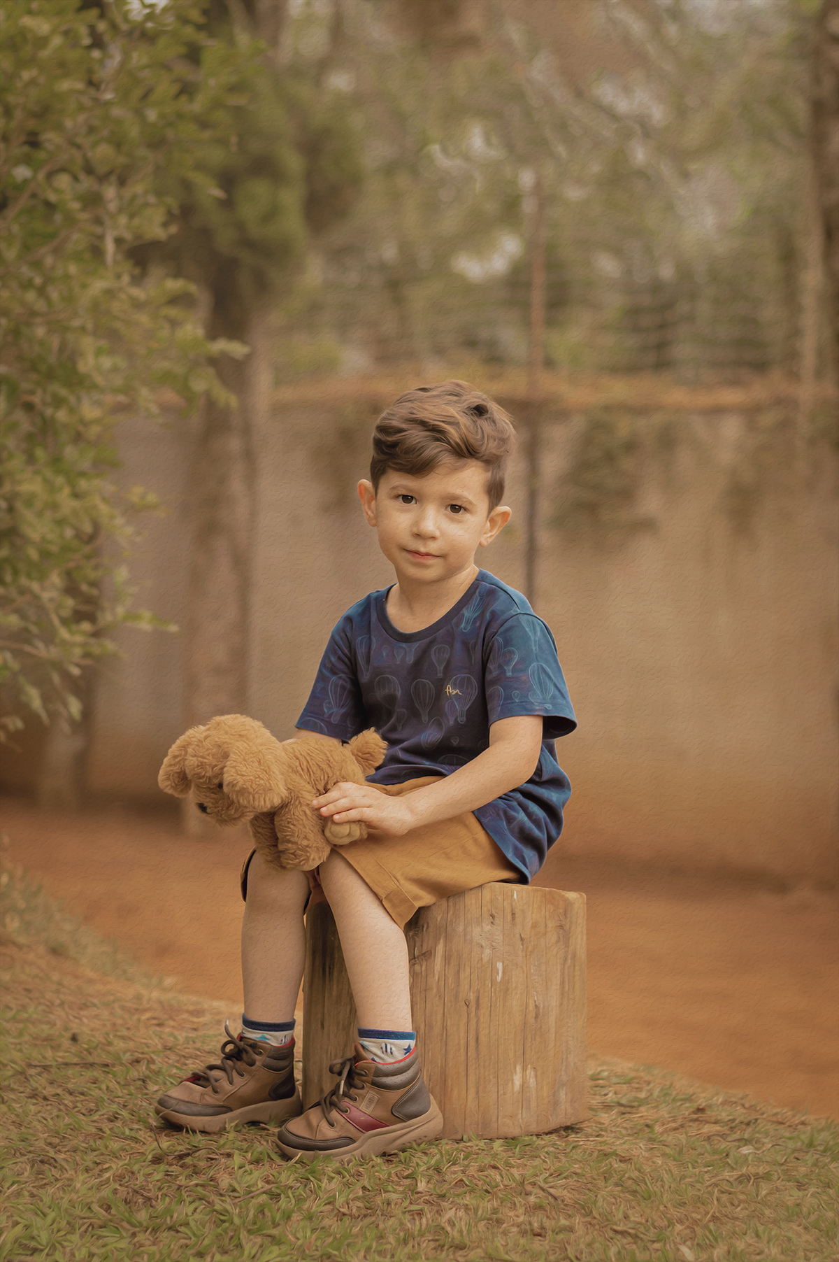 foto menino sentado olhando serio