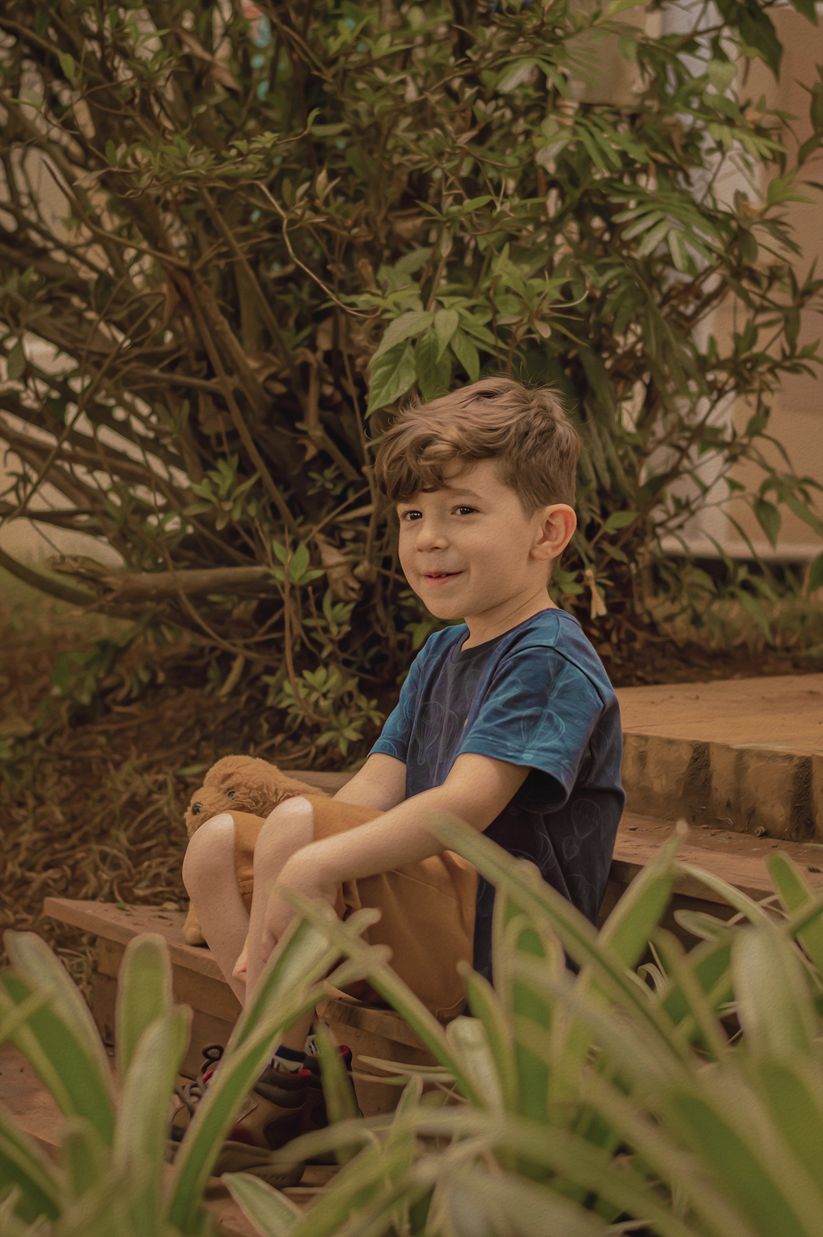 foto menino sentado rindo