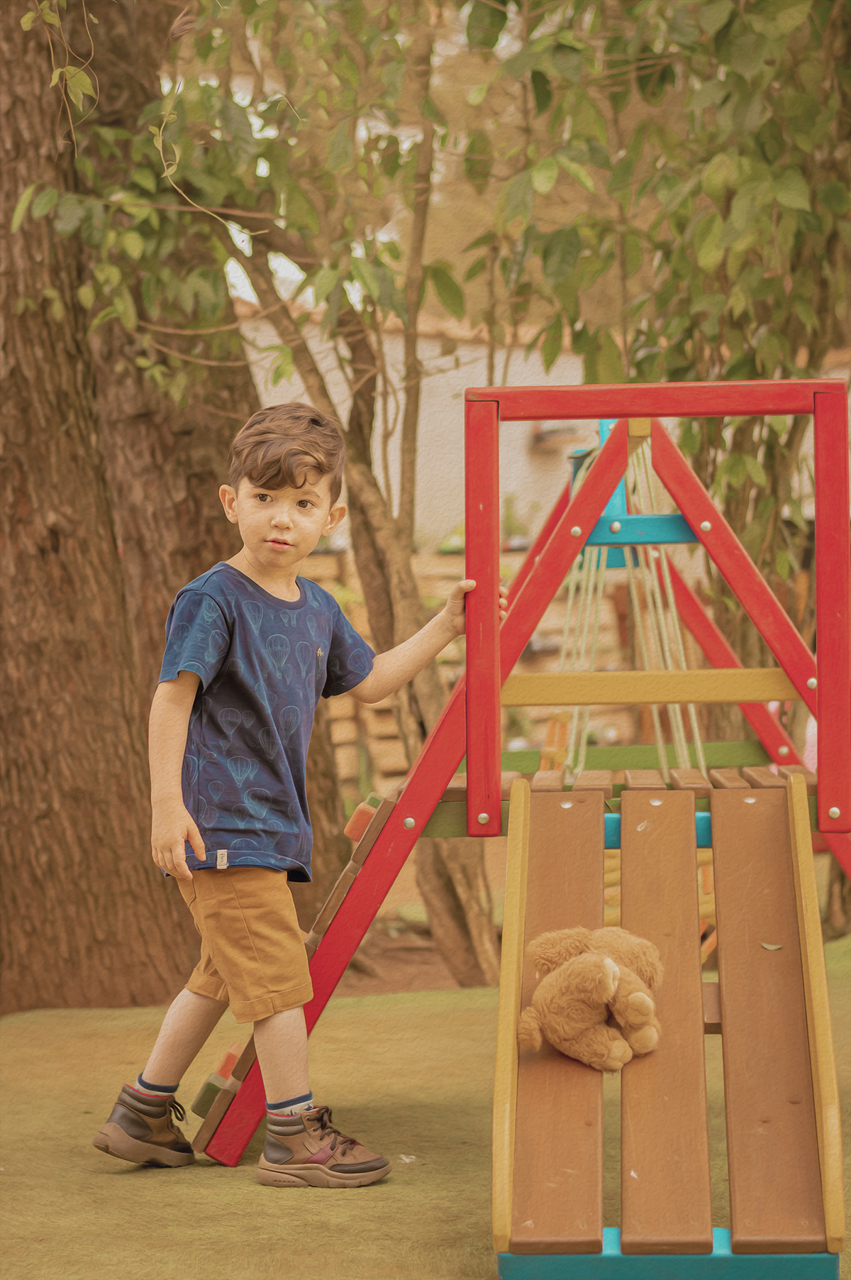 foto menino segurando brincando de escorregar 