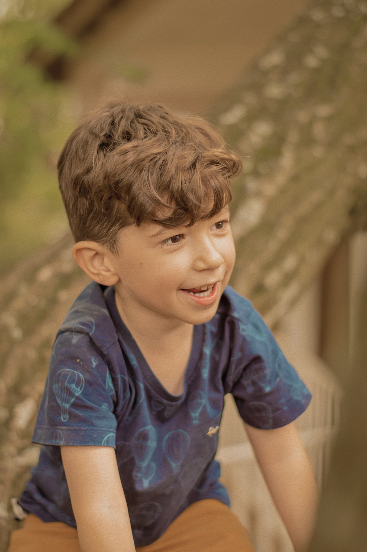 foto menino sorrindo na natureza