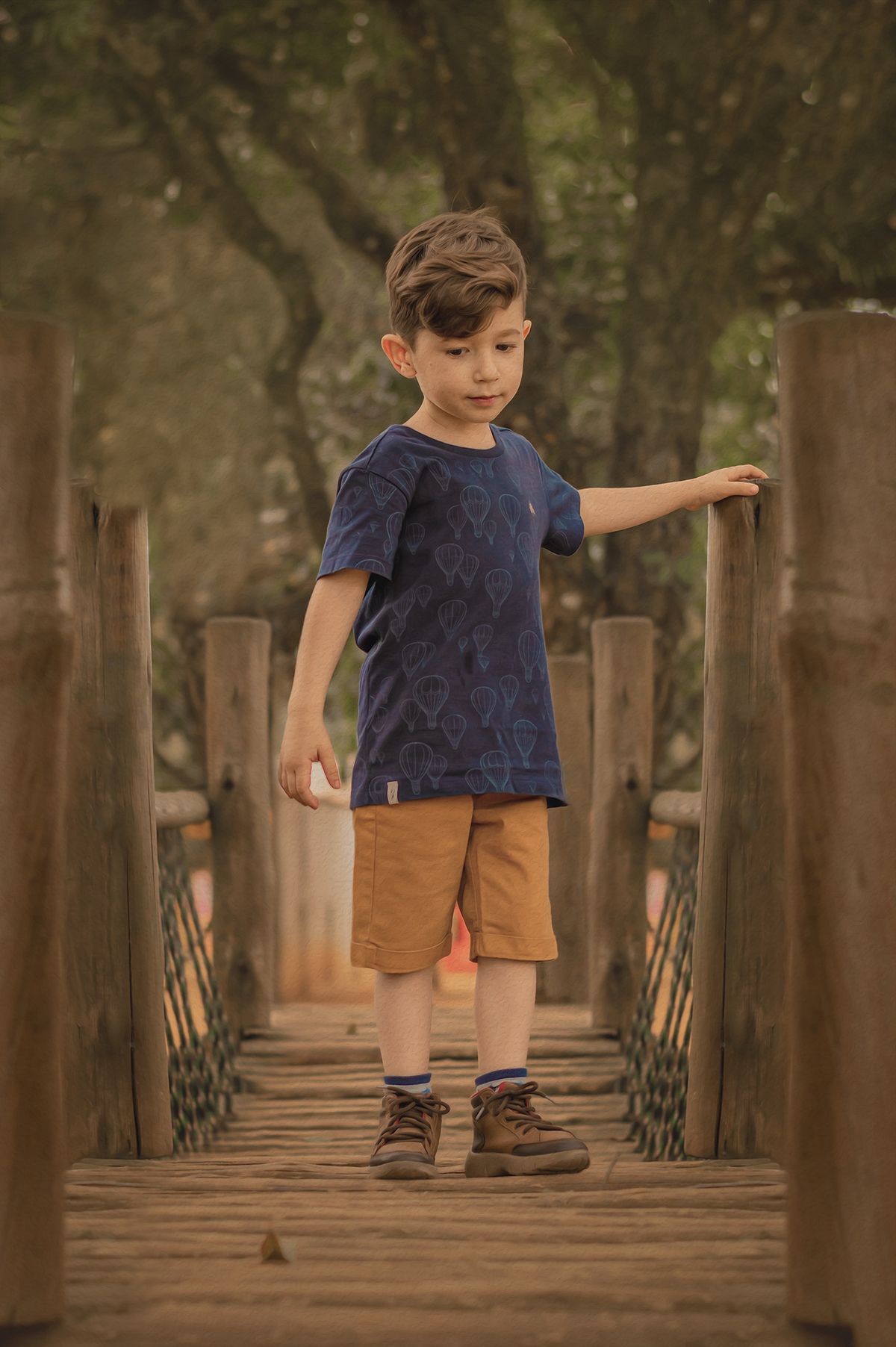 Menino andando na ponte