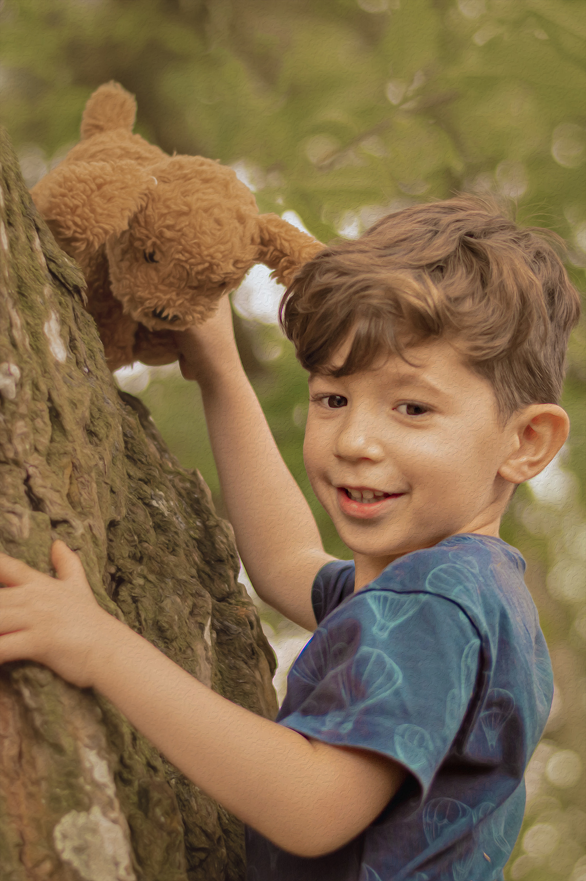 foto menino sorrindo com ursinho na natureza