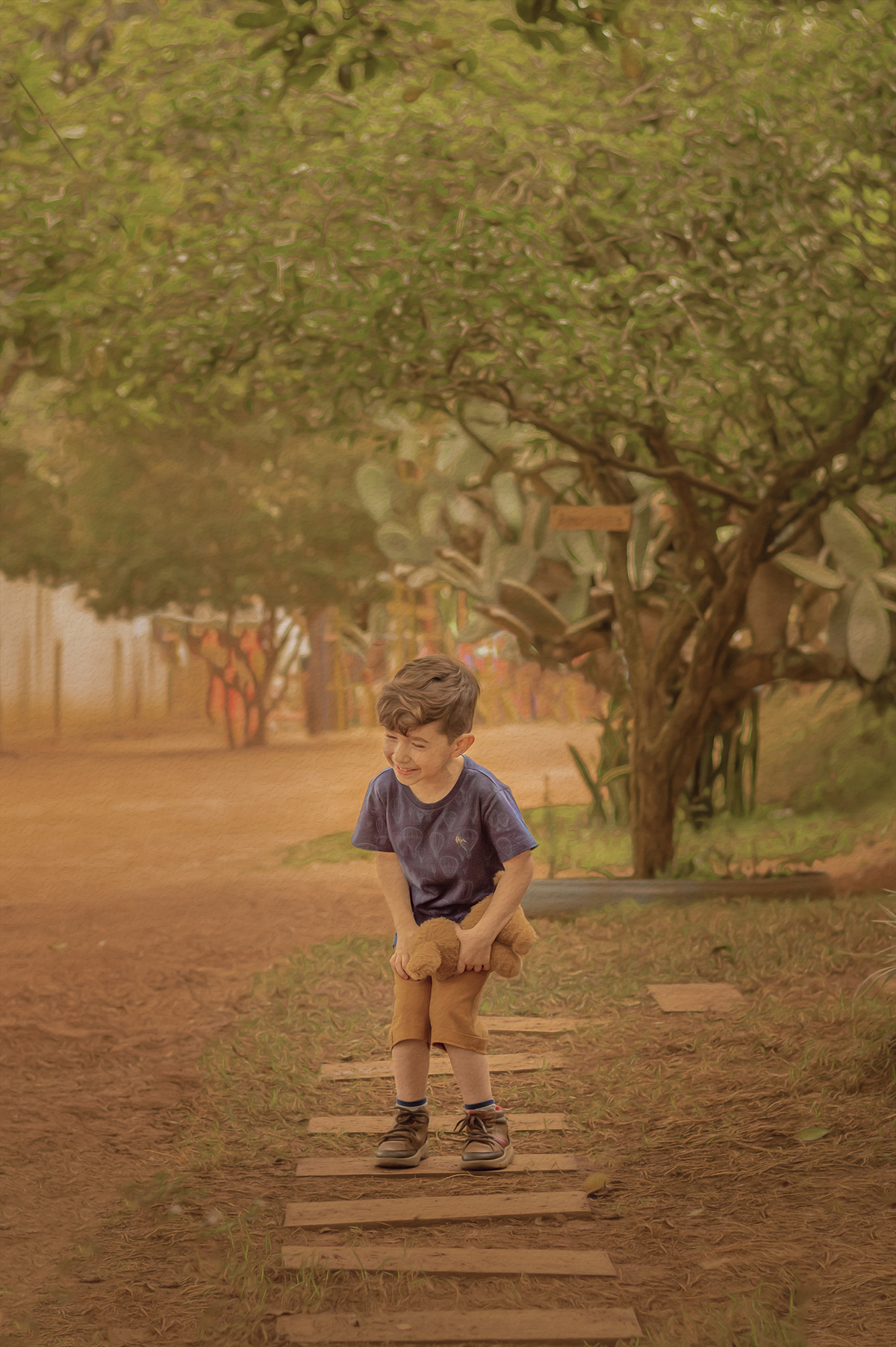 Foto menino rindo na natureza