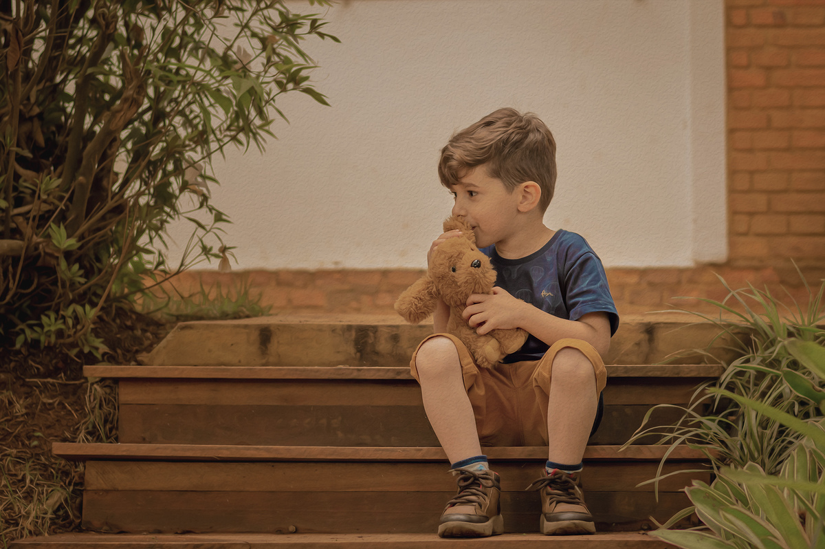 foto menino e cachorro de pelúcia