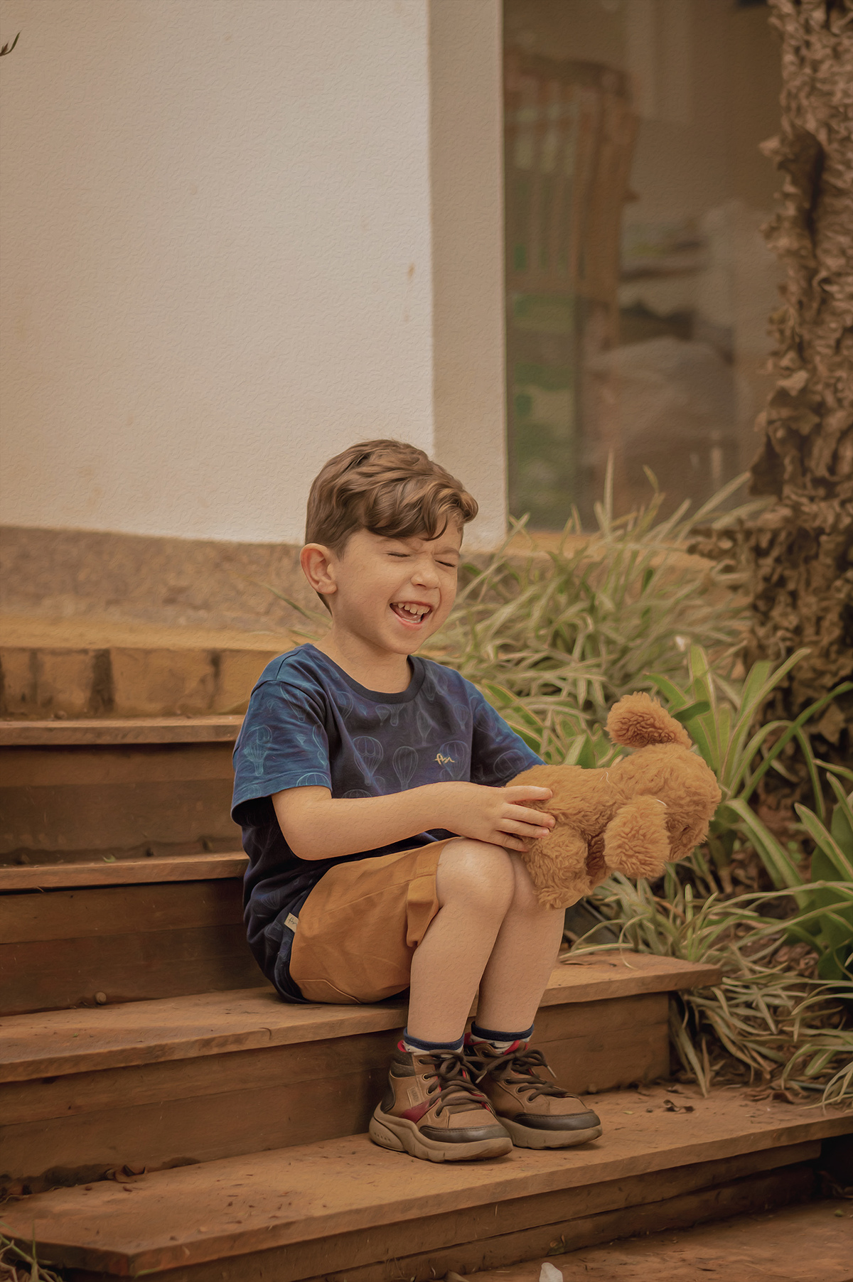 Foto menino rindo com cachorro de pelúcia