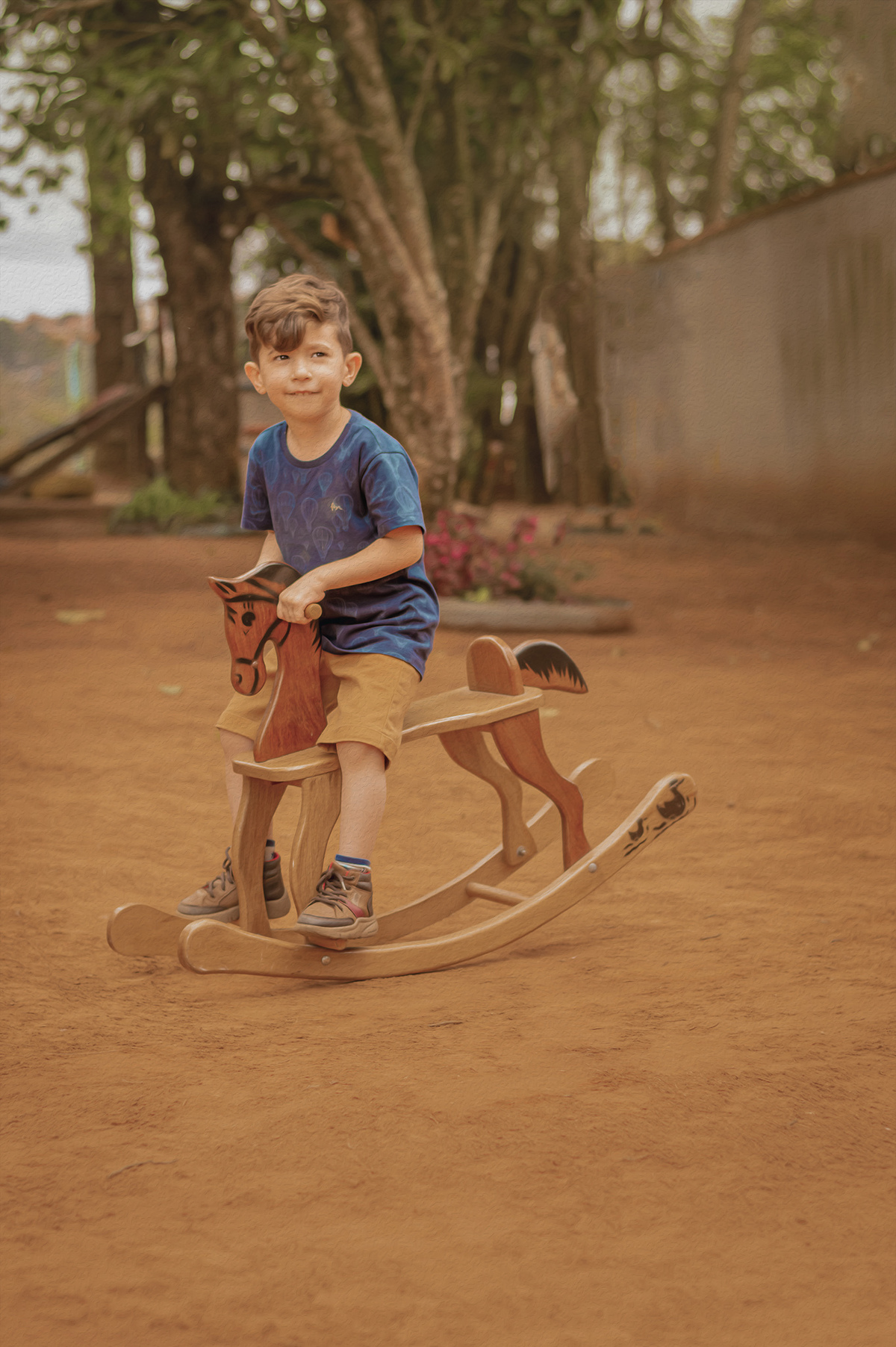 Foto menino e cavalinho de madeira