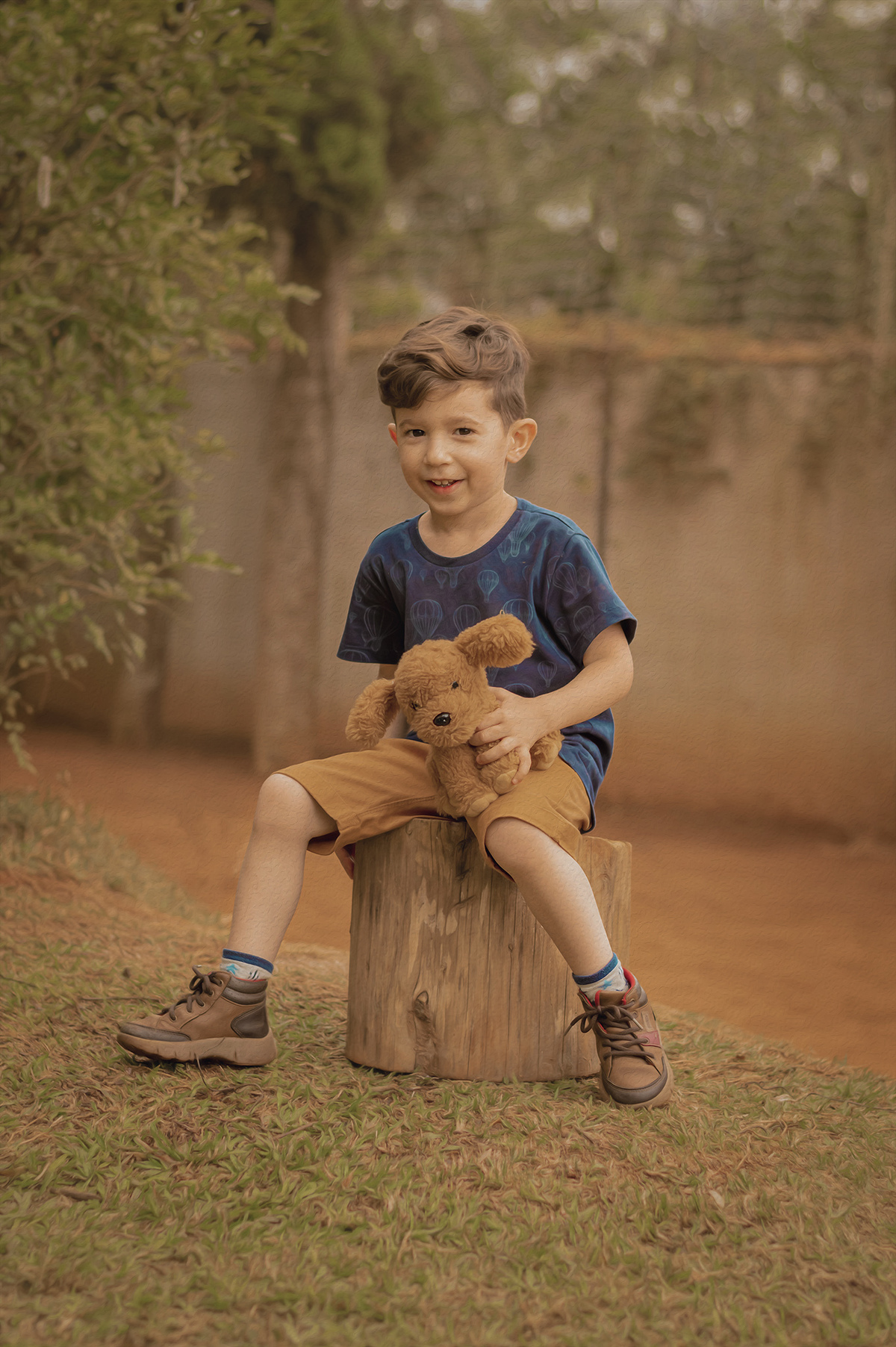 foto menino sentado com ursinho