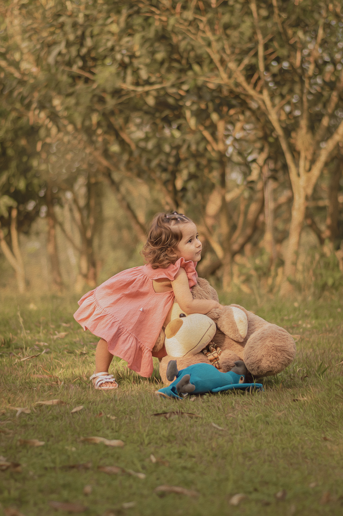foto menina na natureza abraçando urso