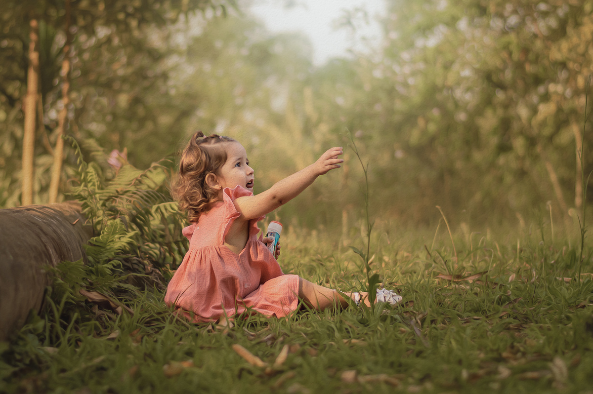 Foto menina na natureza sentado na grama