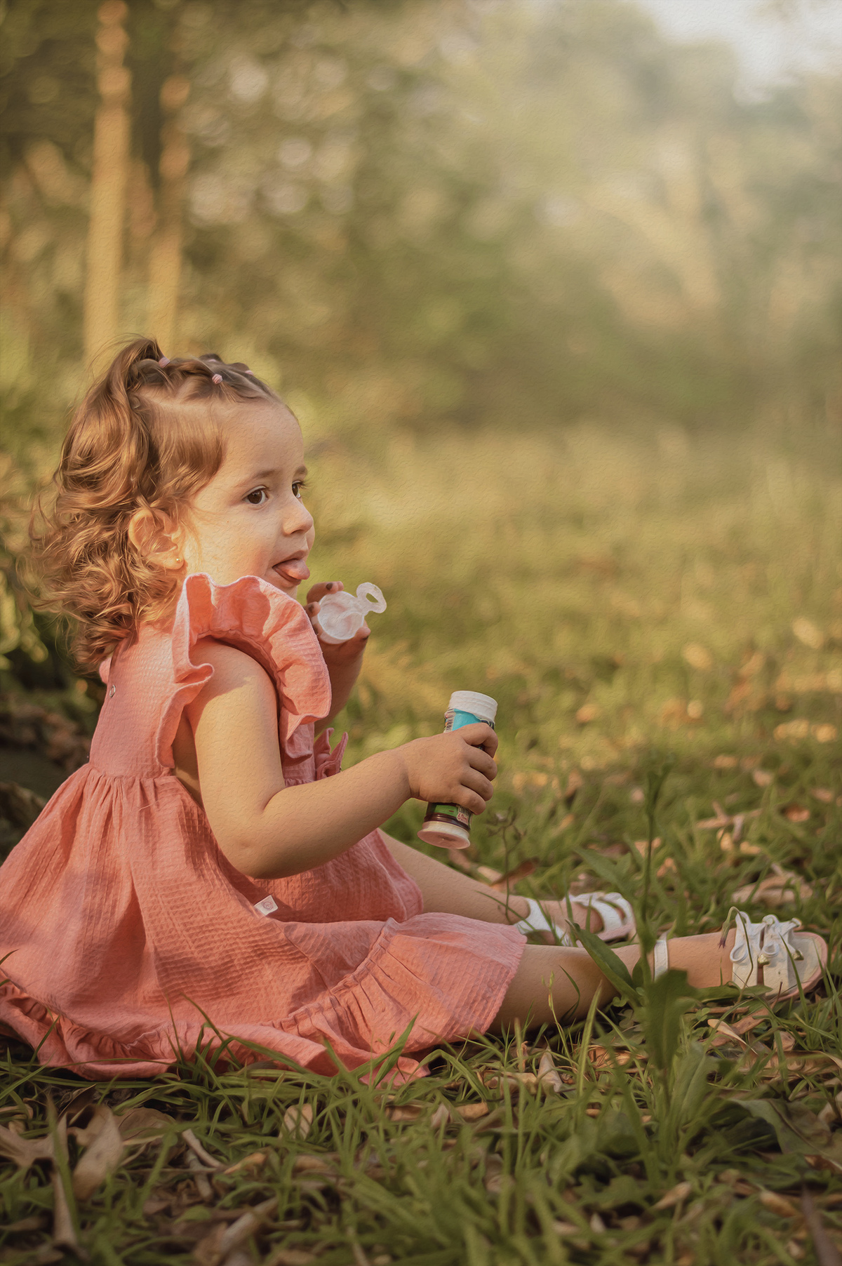 foto menina na natureza mostrando a lingua