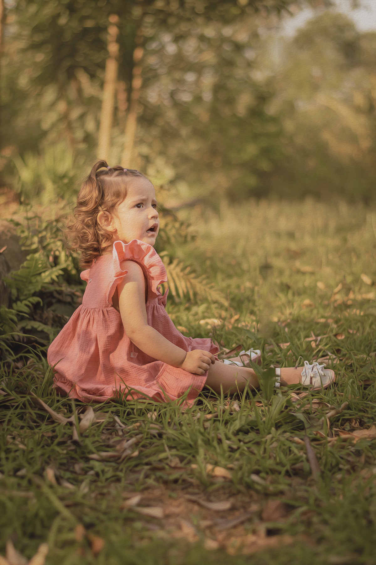 foto menina na natureza com cara de brava