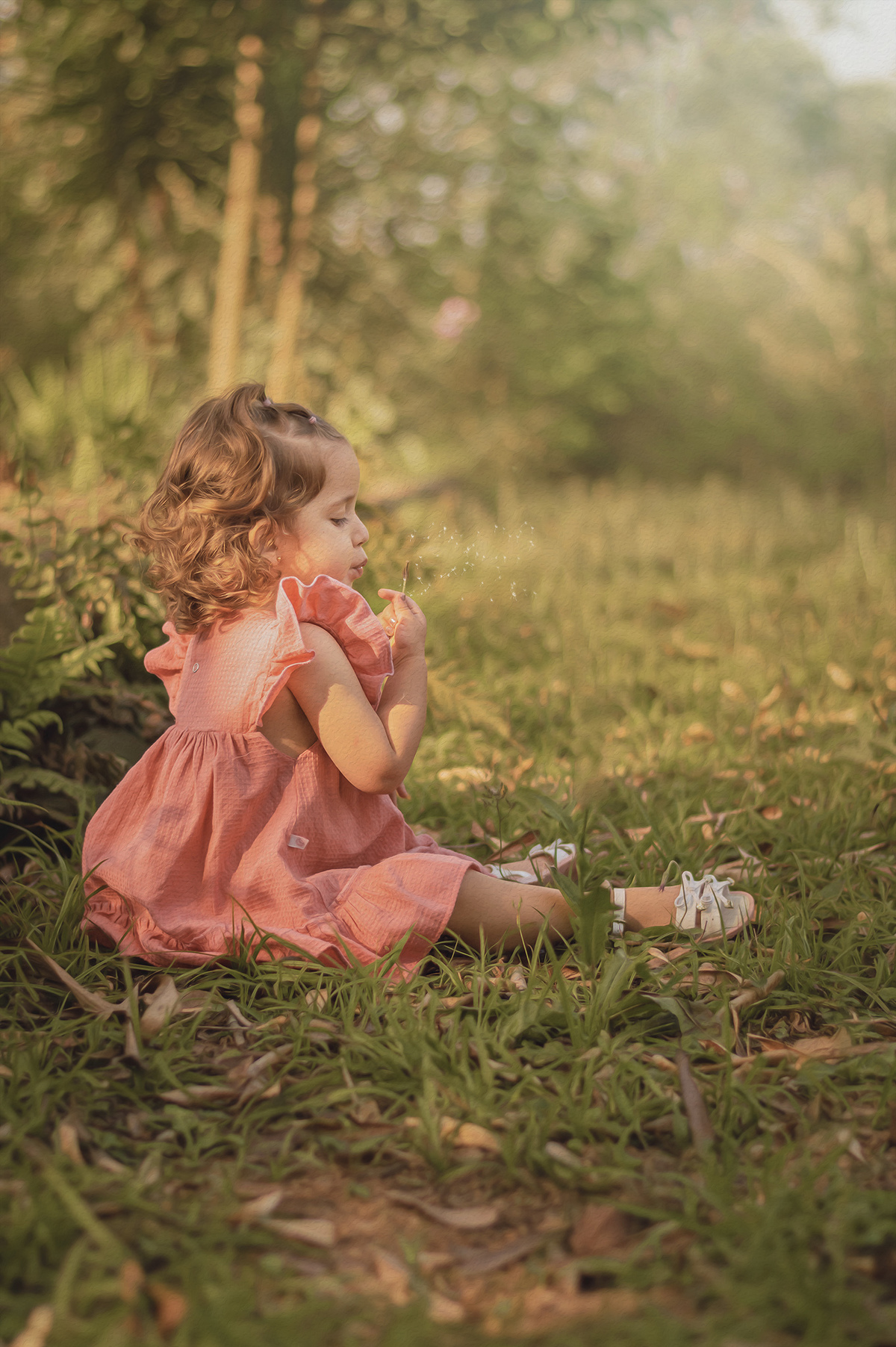 foto menina na natureza olhando para dente de leão