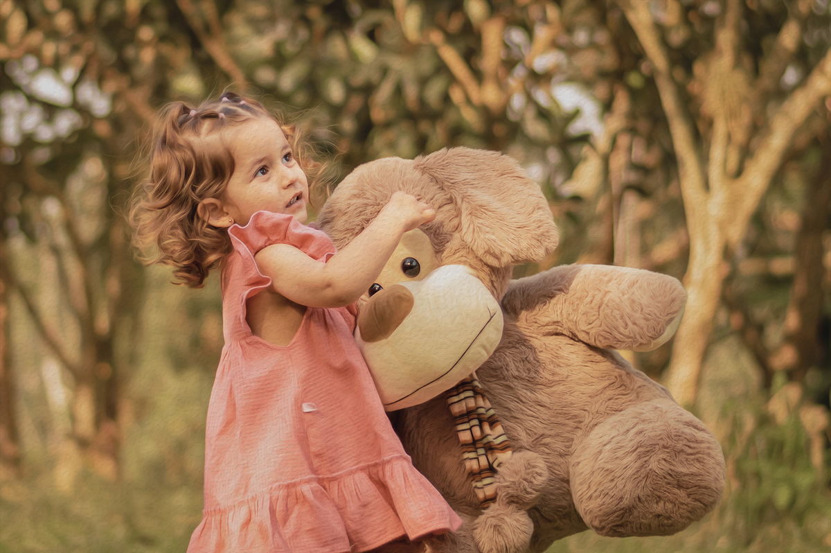 foto menina na natureza segurando urso