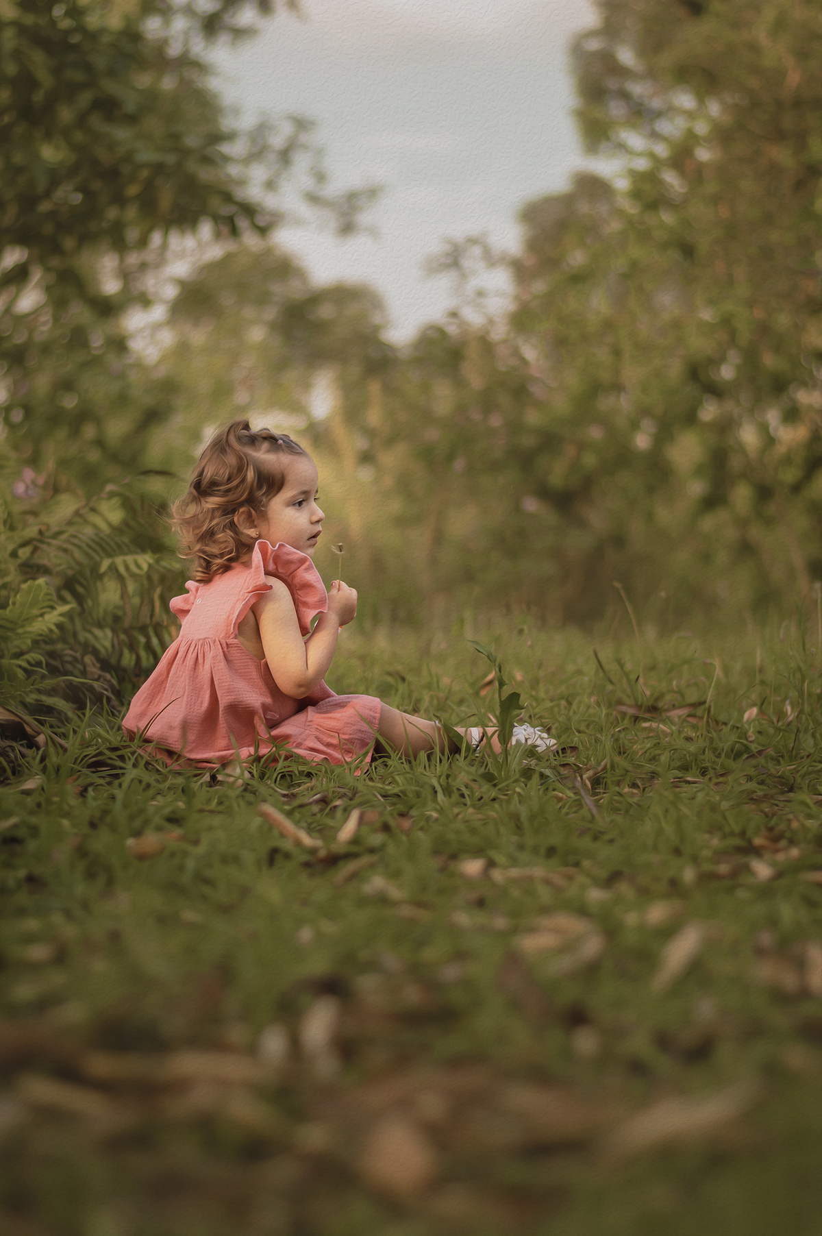 Foto menina na natureza olhando para a frente