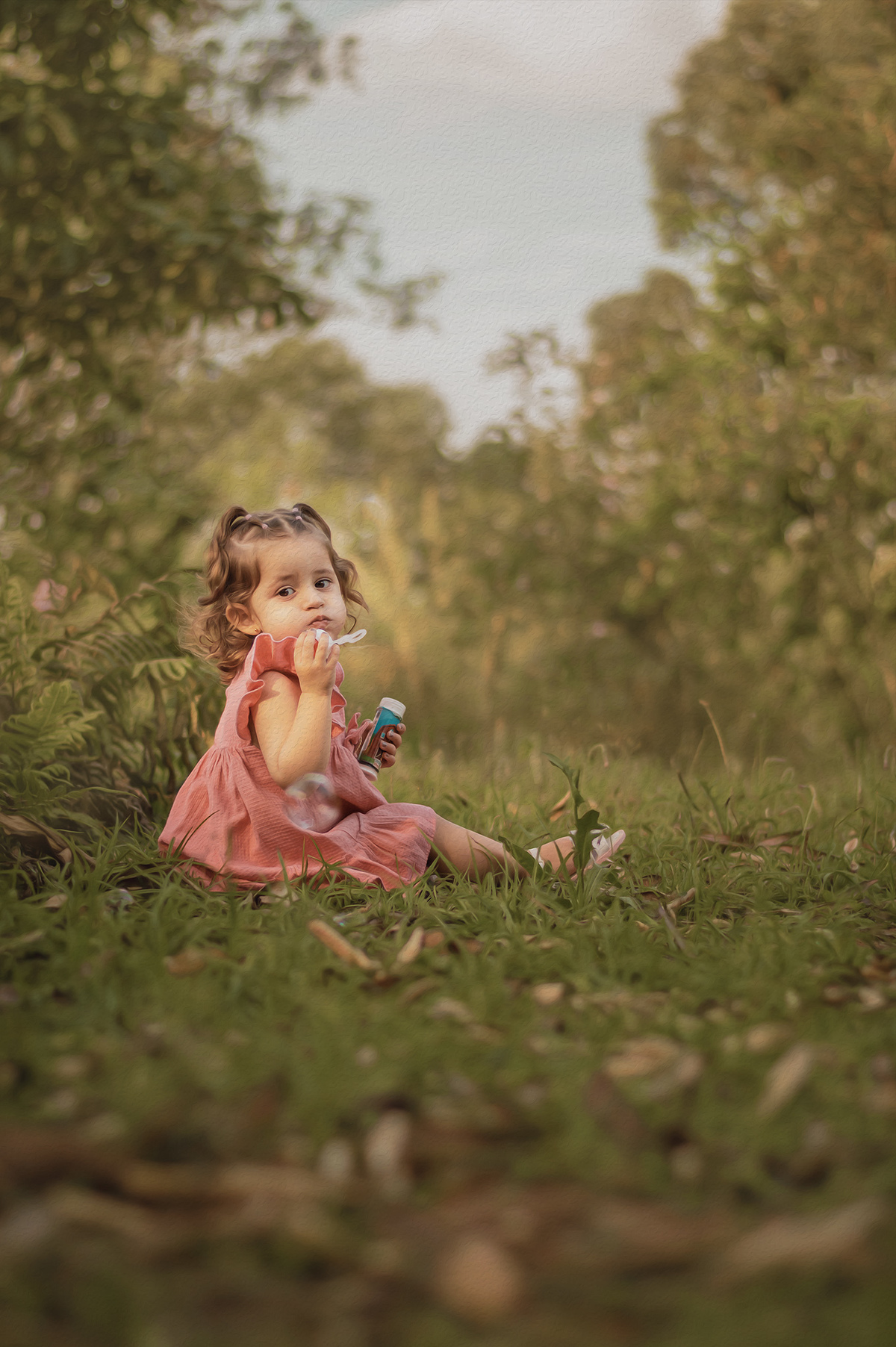 foto menina na natureza segurando brinquedo olhando para a câmera