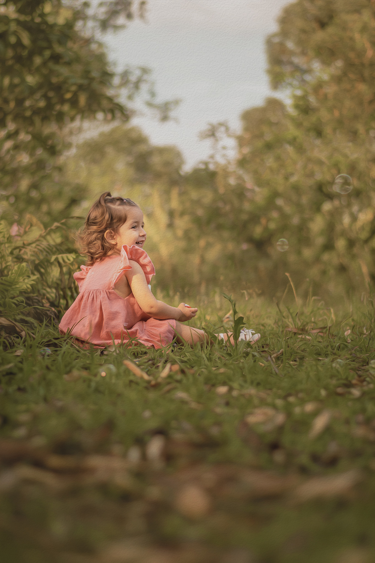 Menina na natureza sorrindo