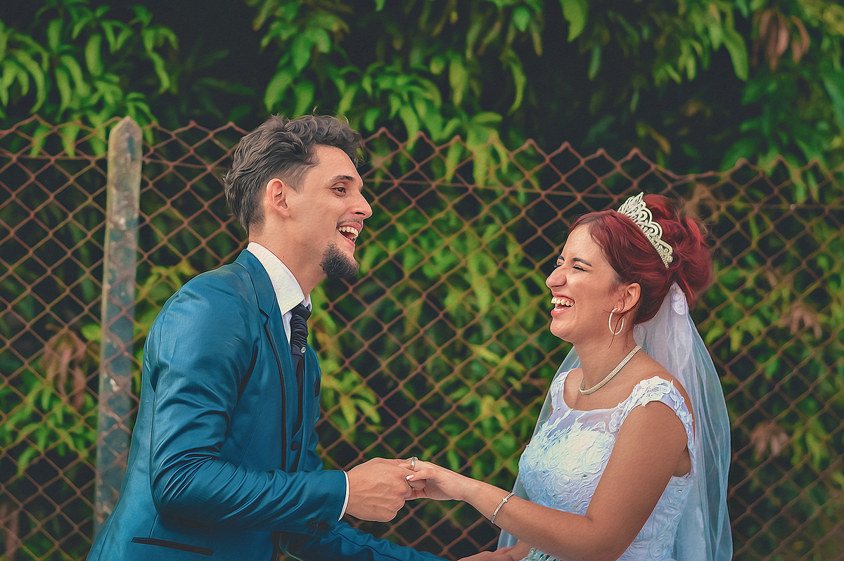 noivos-rindo-casamento-saoroque