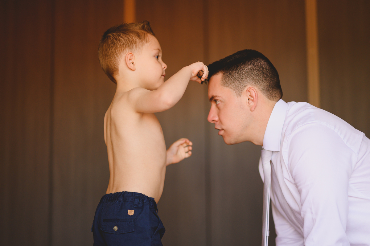 filho arrumando o cabelo