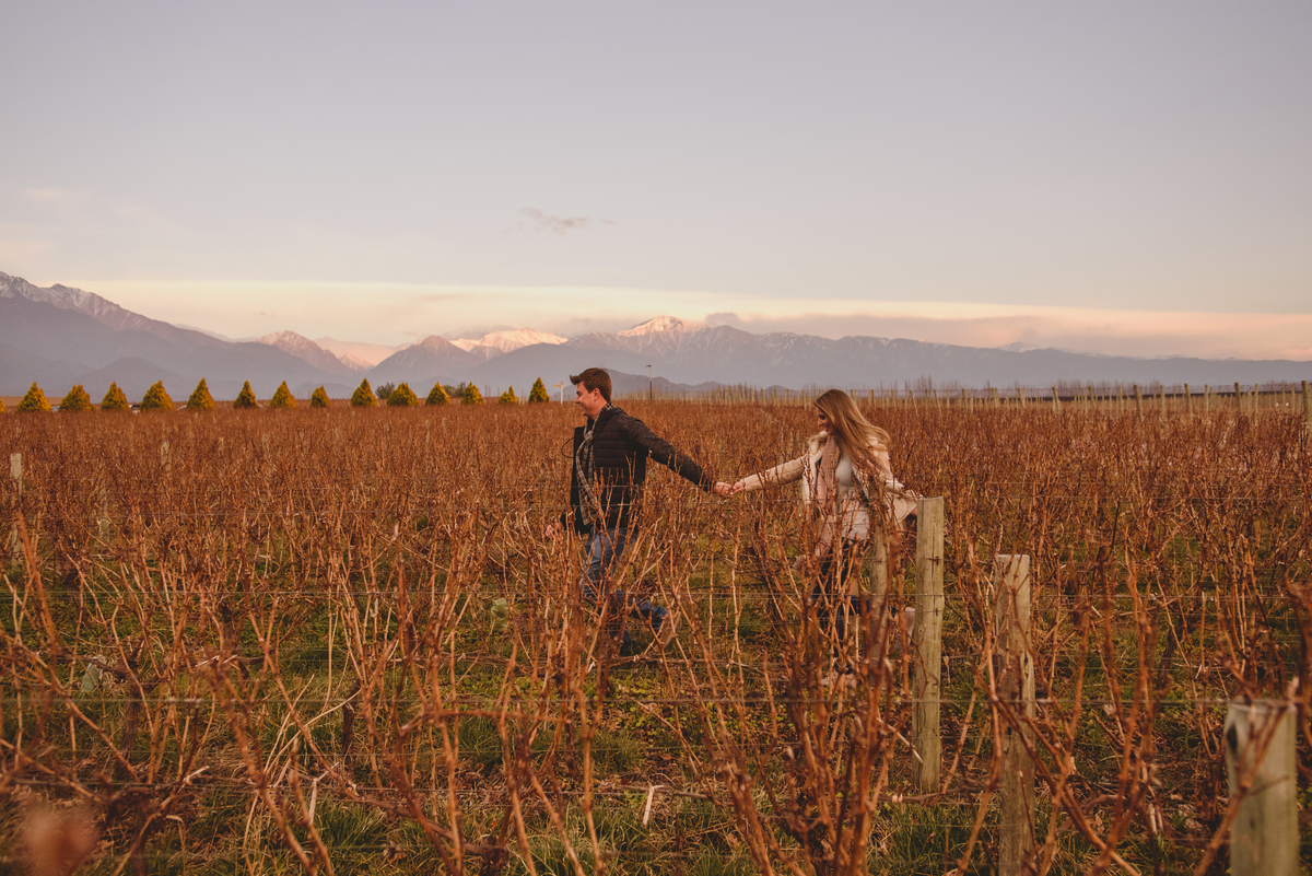 casal no vinhedo da argentina