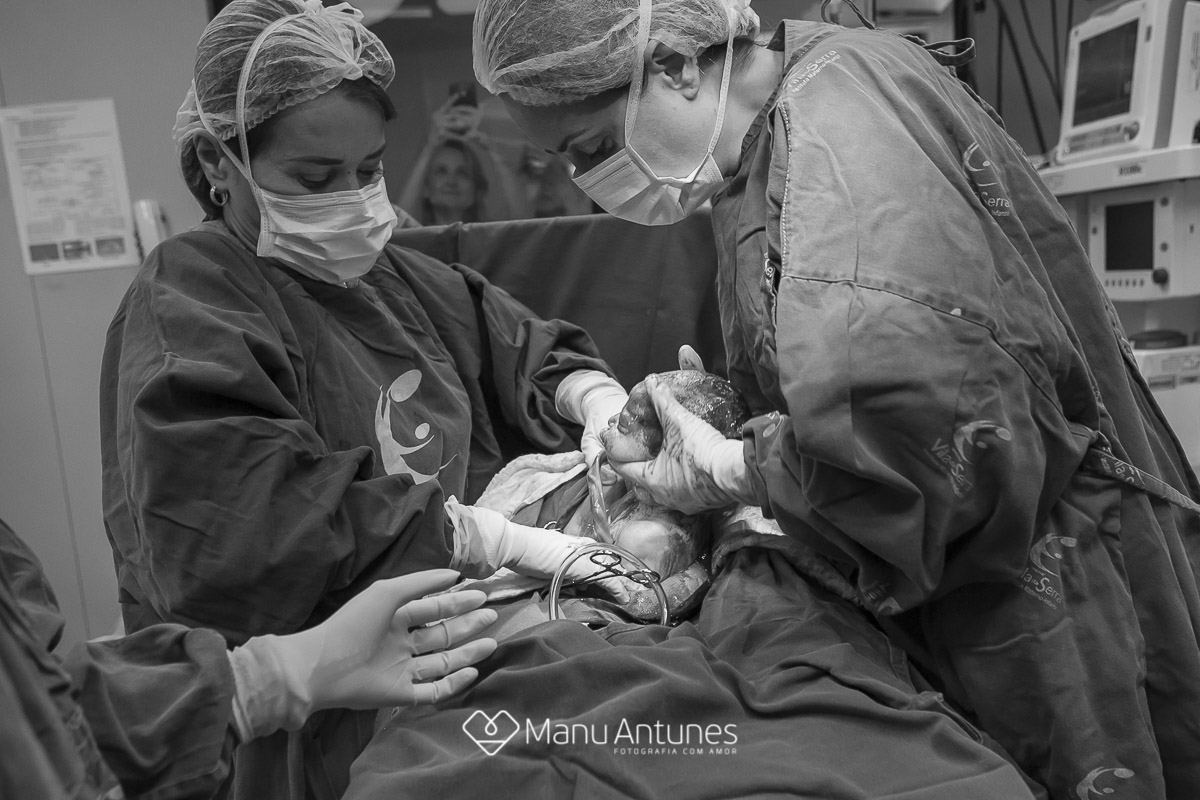 nenê nascendo na maternidade