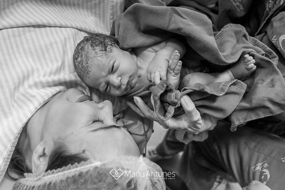 amor de mãe com recém-nascido