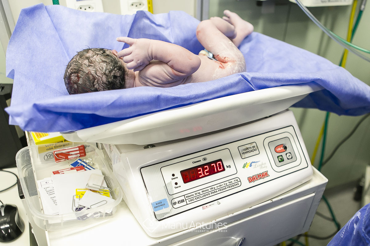 pesando o neném nasceu com 3270 g kg