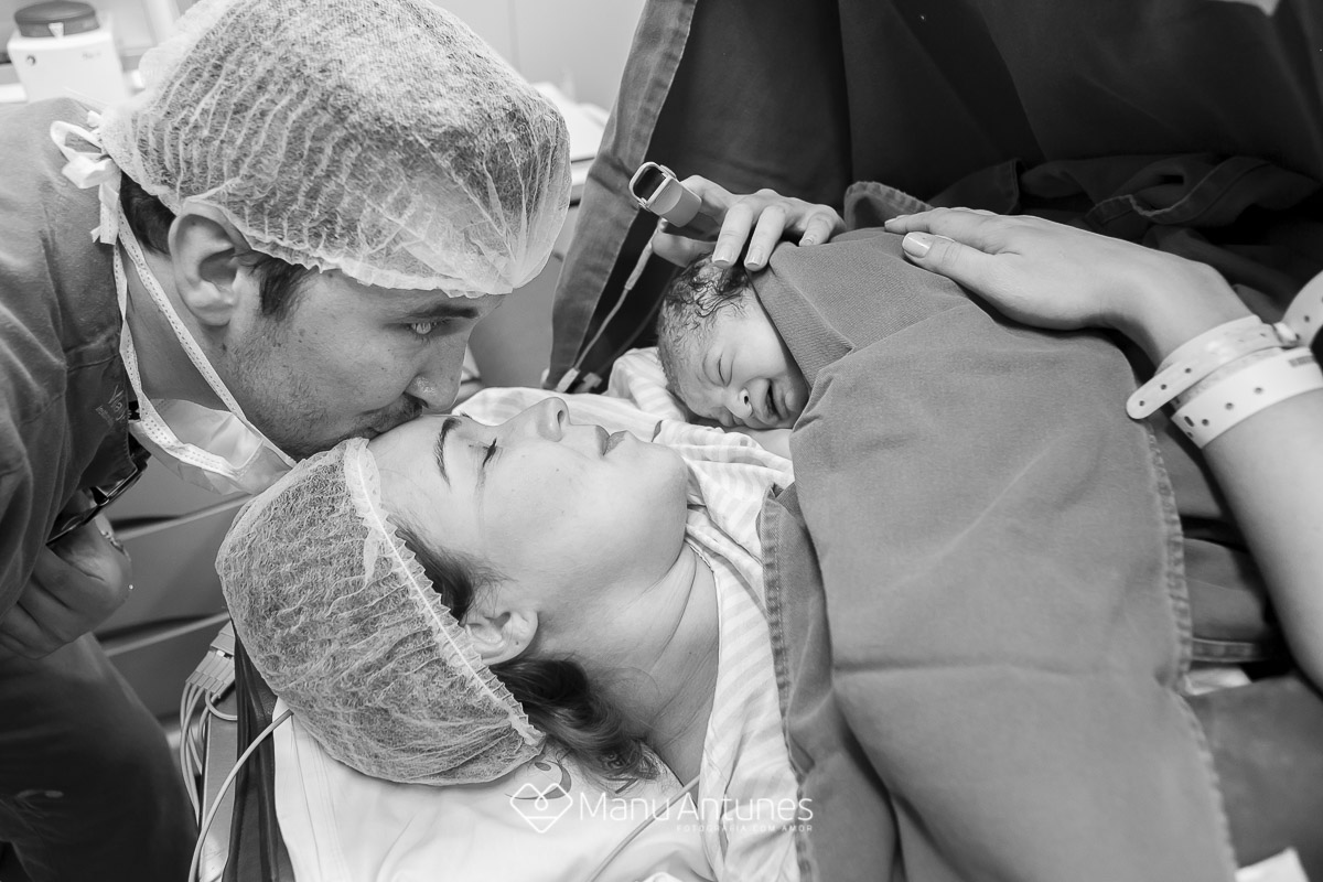 carinho do papai vendo seu filho