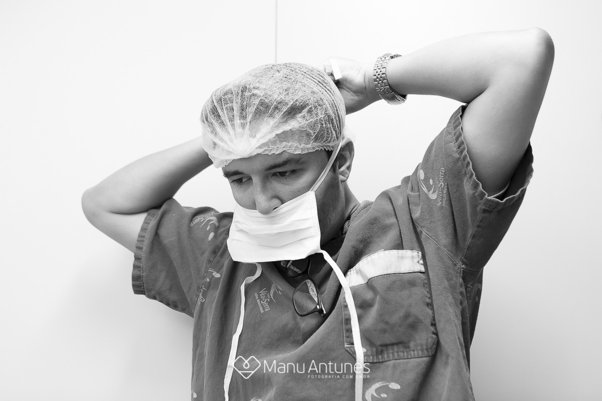 colocando a máscara de cirurgia