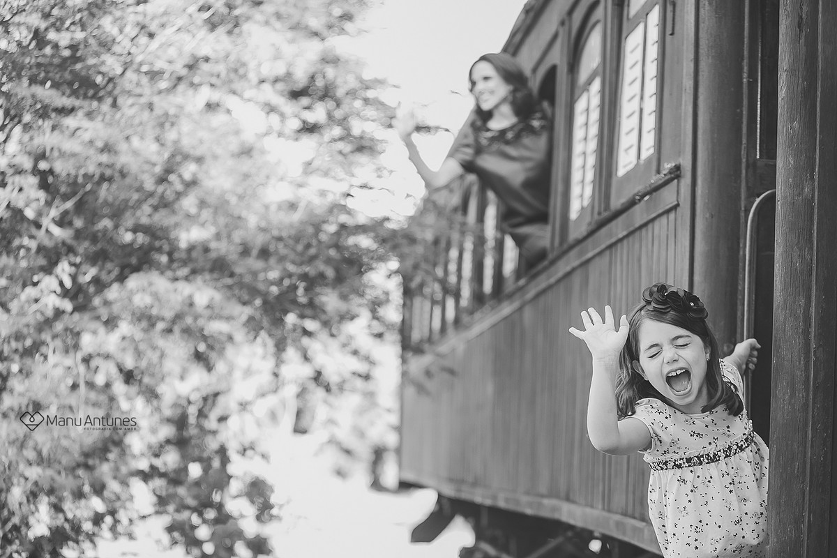 mãe e filha no vagão e dando tchau