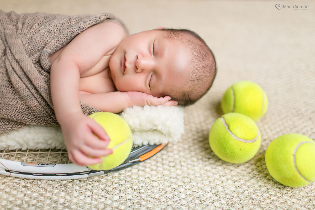 com a mão na bolinha de tenis