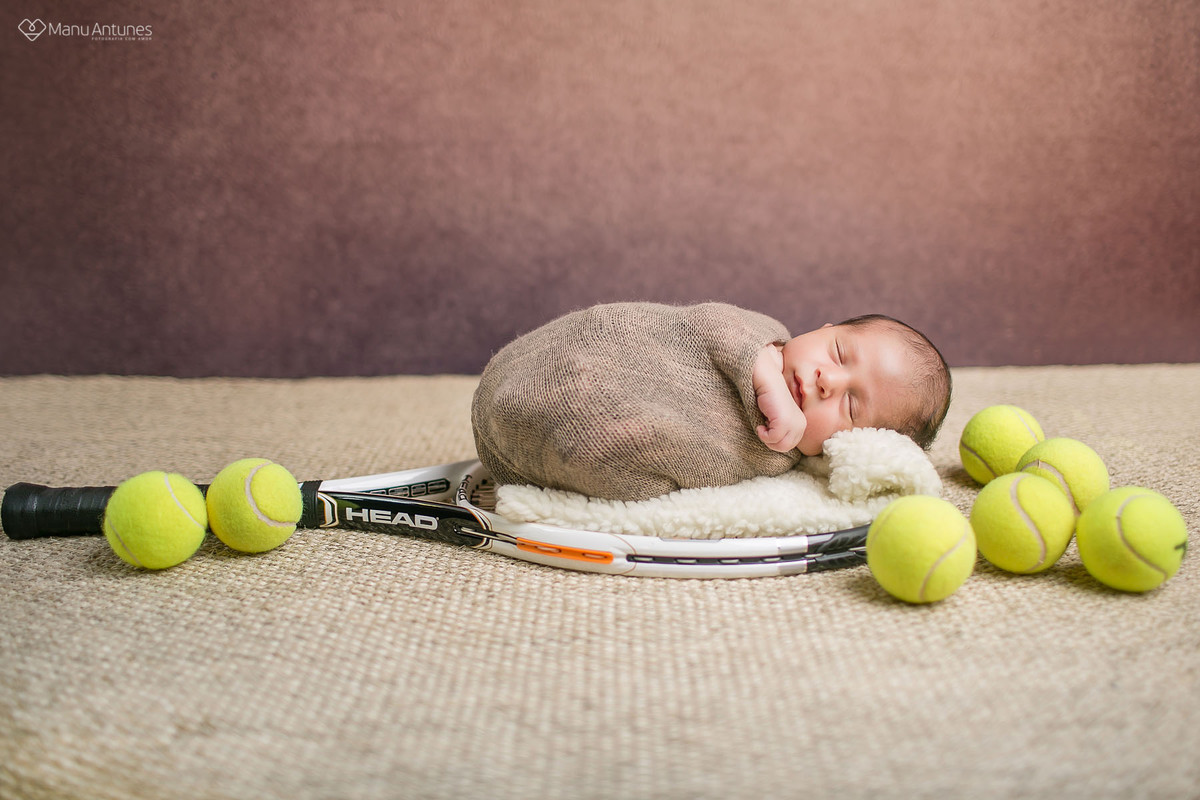 bebê na raquete de tenis ensaio newborn