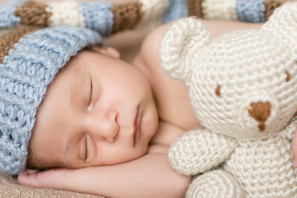 ursinho e gorrinho de bebê