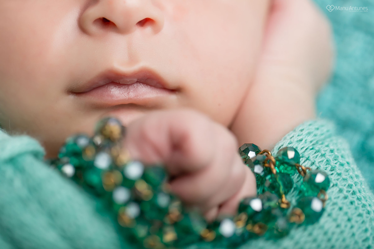 rezando papai do céu e segurando o terço
