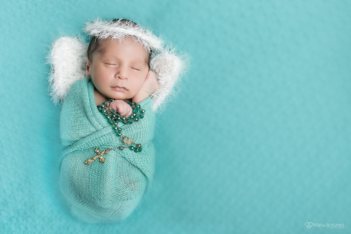 bebê anjinho segurando terço