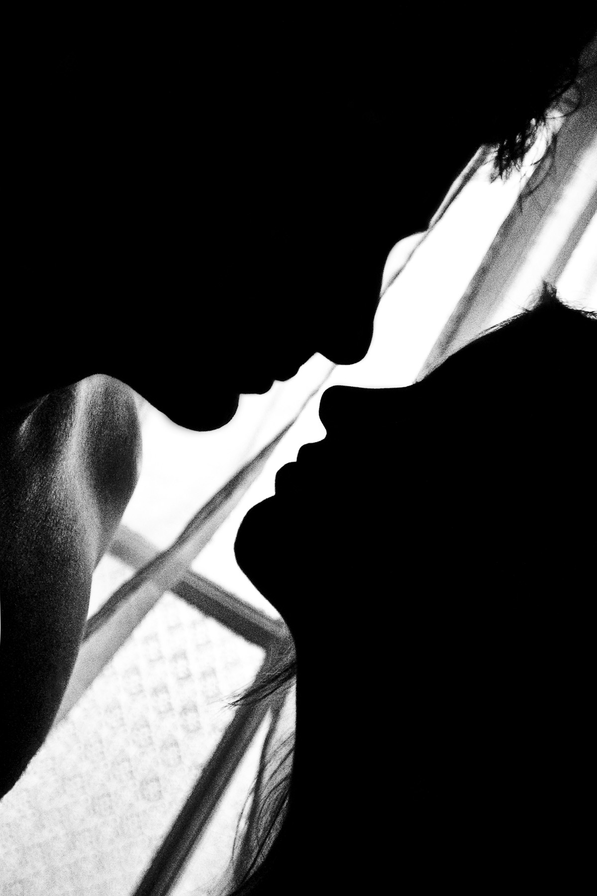 casal se olhando na sombra