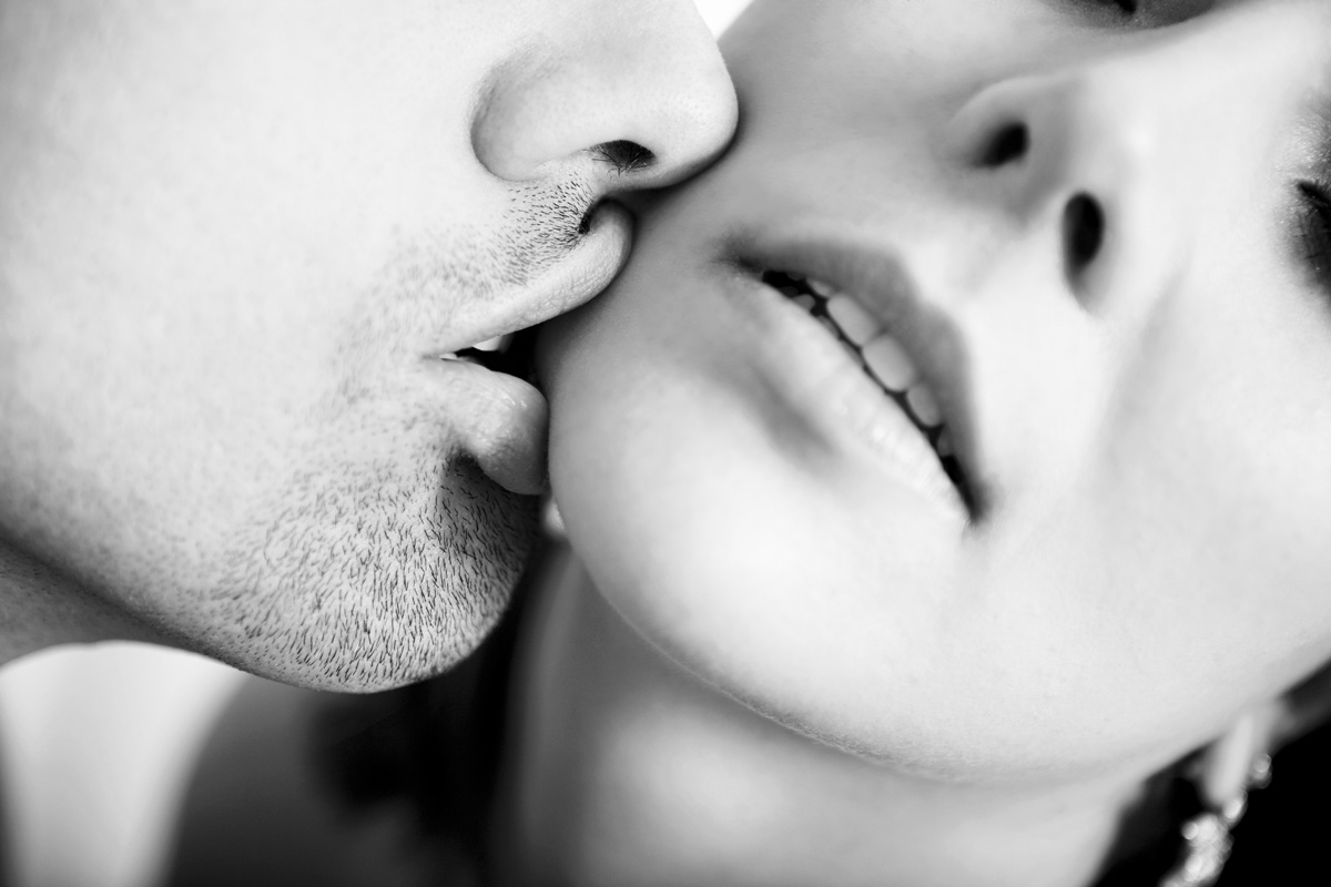 homem beijando o queixo da mulher