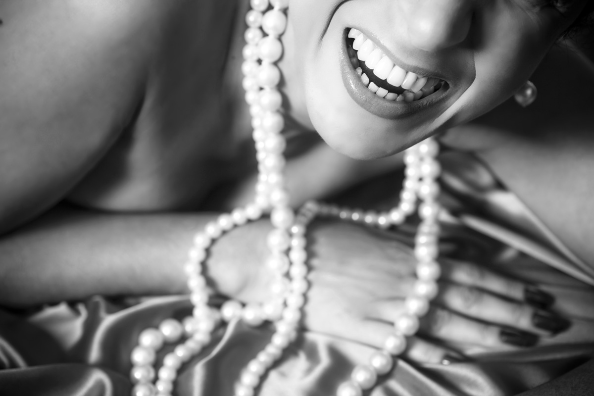 mulher sorrindo  com perolas