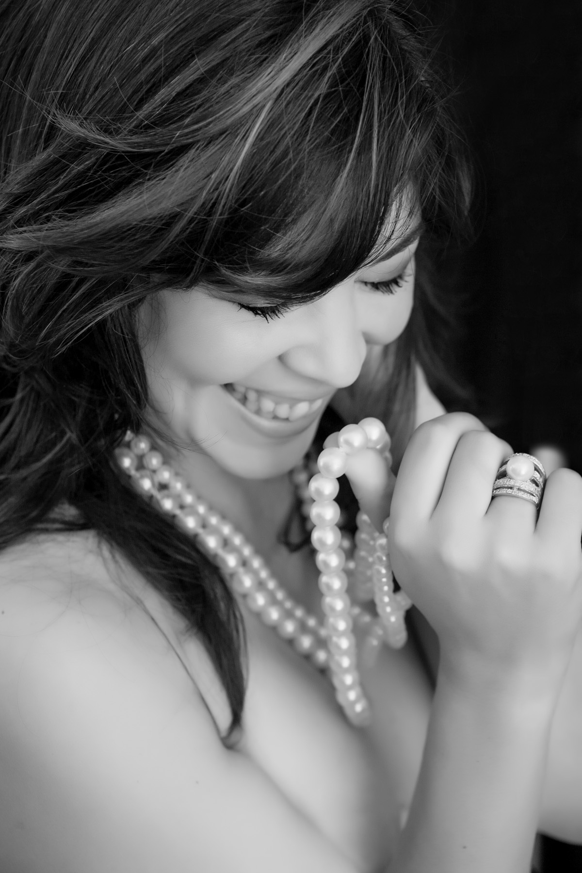 mulher sorrindo com pérolas