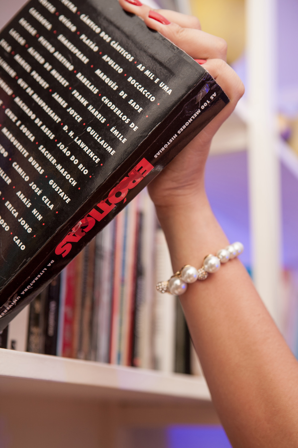 mulher segurando o livro eróticas