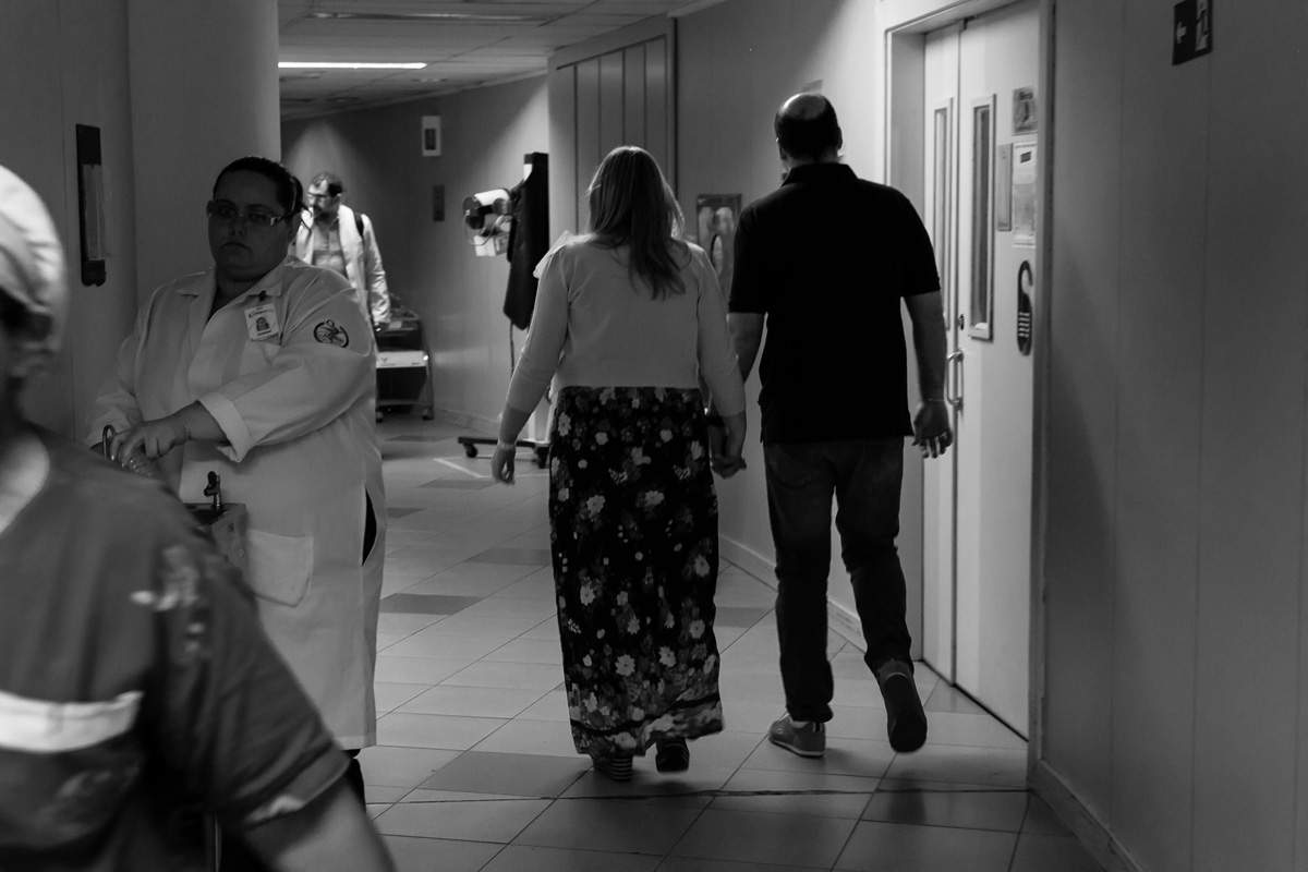 casal caminhando no corredor