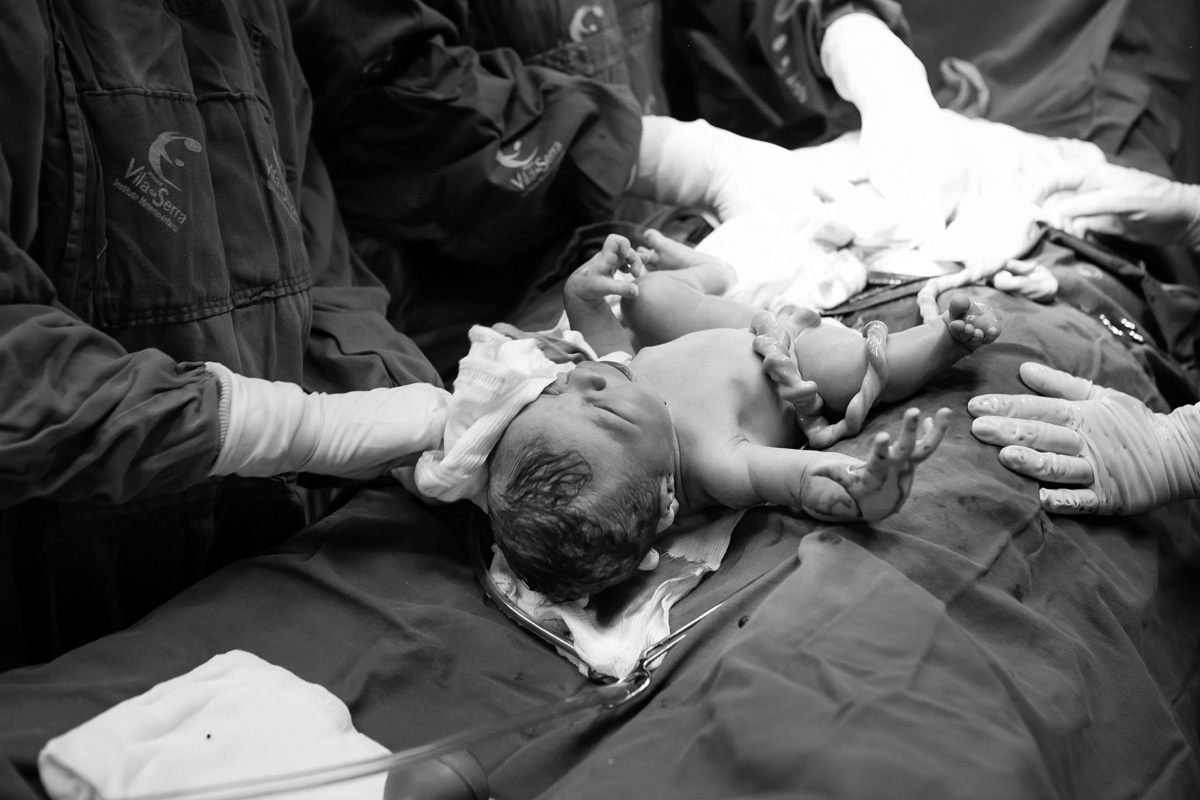 bia recebendo a primeira limpeza dos médicos