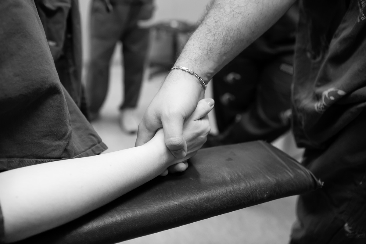 pai segurando a mão da mãe