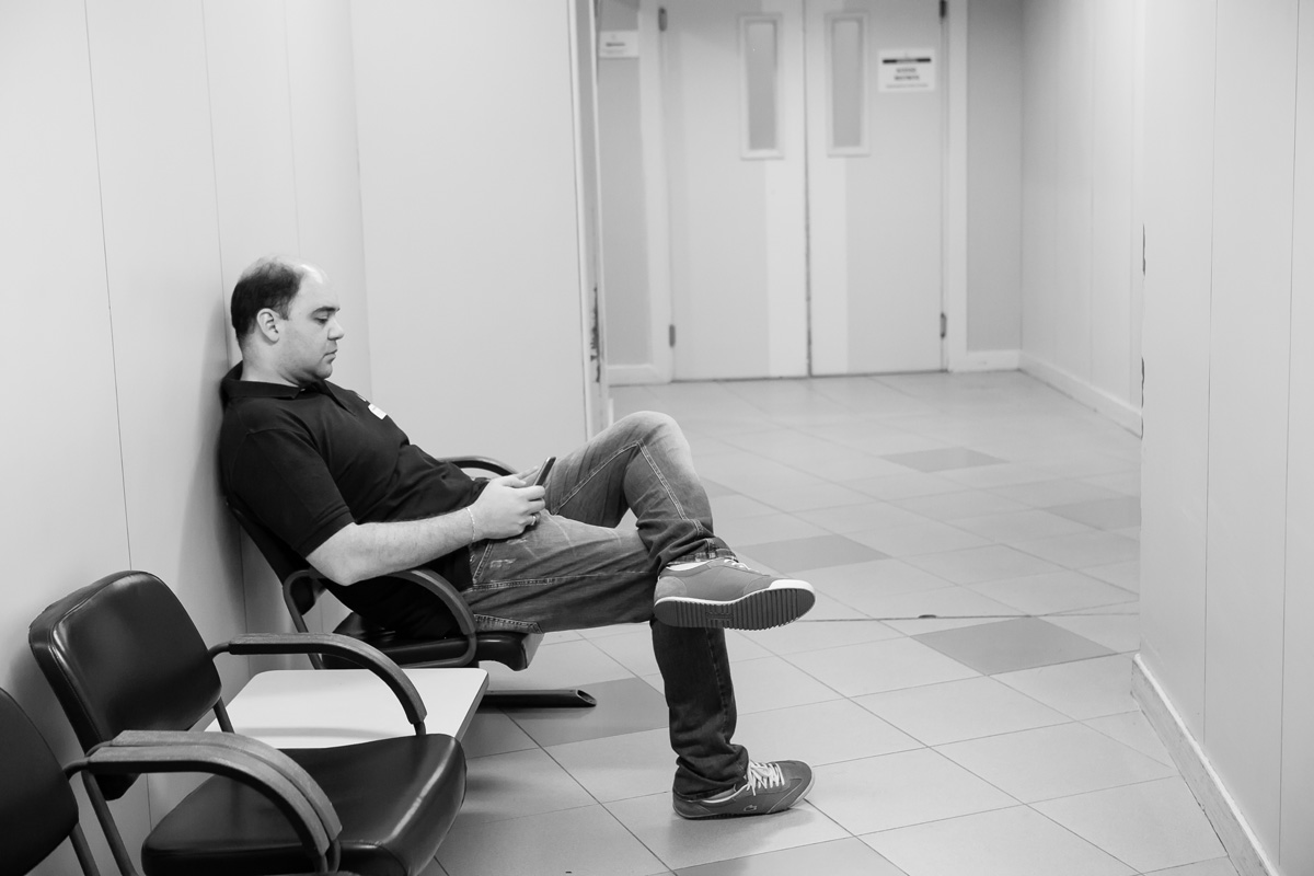 pai sentando na sala de espera