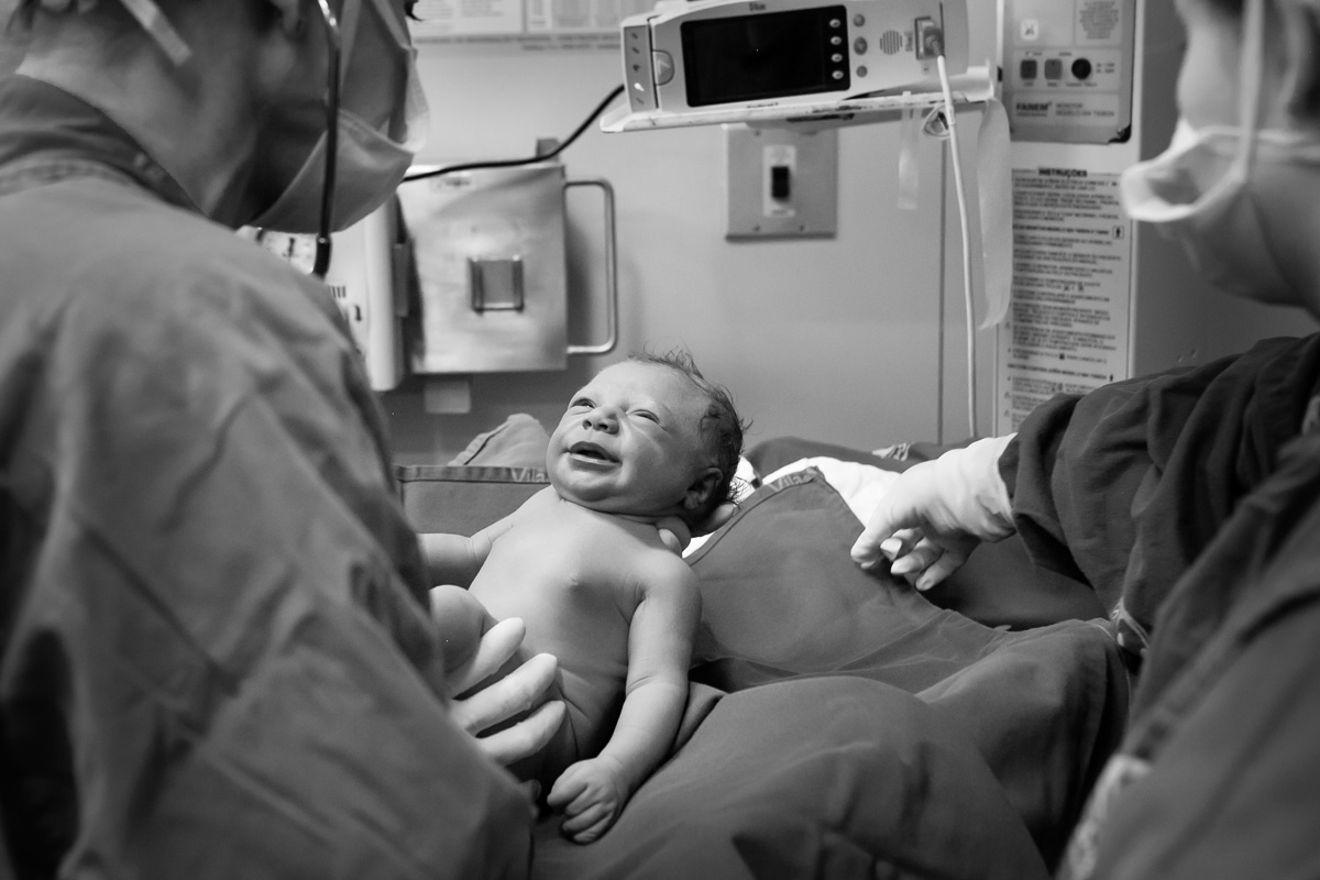 bebê olhando para o médico