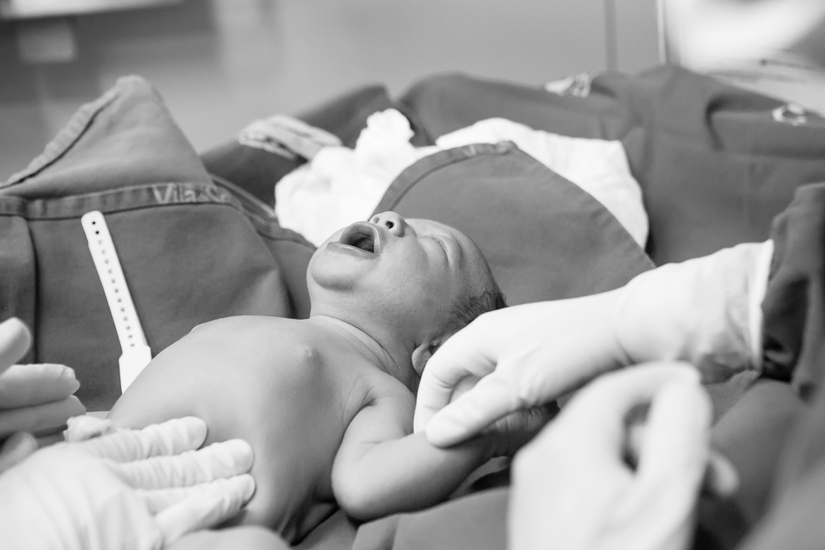 bebê sendo examinado pelos médicos