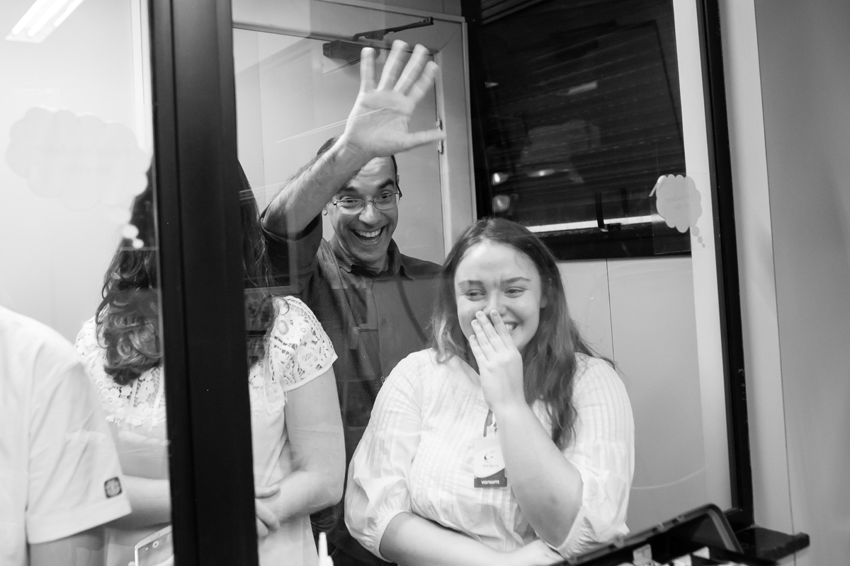 homem feliz cumprimentando