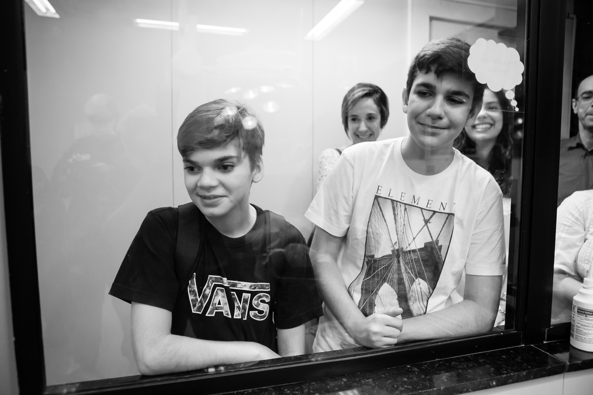 adolescentes observando