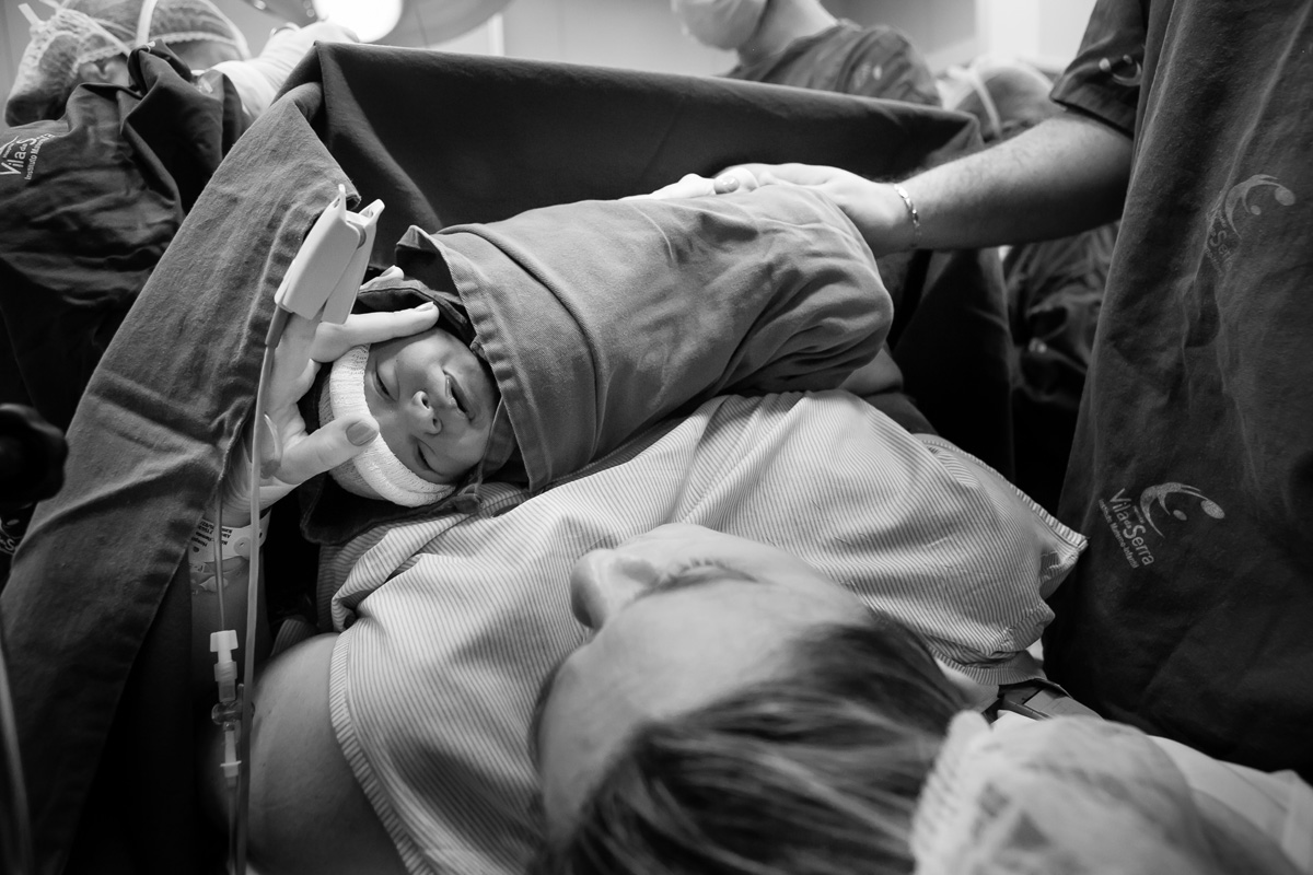 mãe fazendo carinho na filha